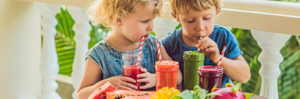 Smoothies mit Kindern machen ist einfach und gesund. 